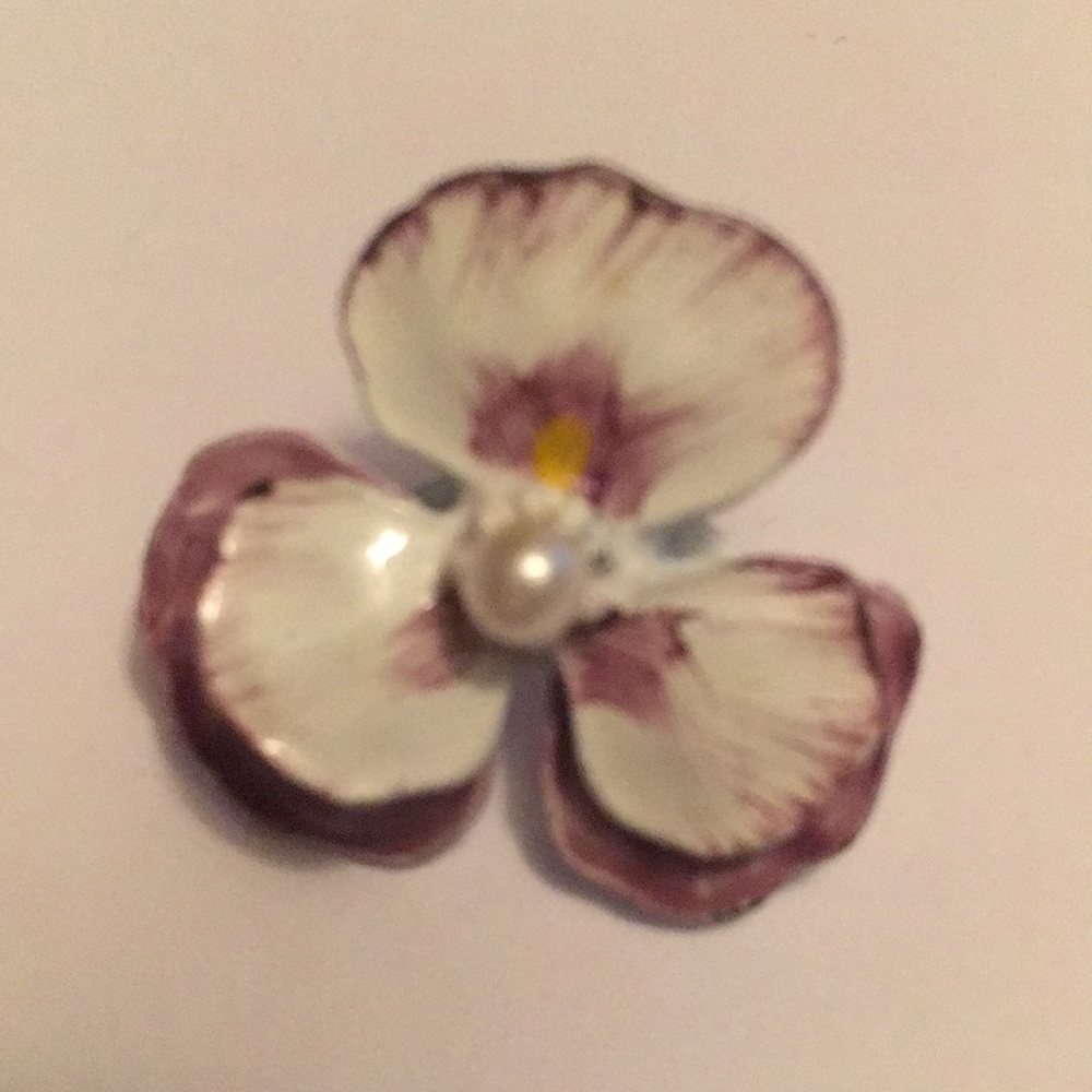Beautiful vintage flower enamel pin with pearl
